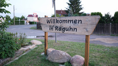 Am Ortsteingang steht ein Schild mit der Aufschrift "Willkommen in Raguhn"