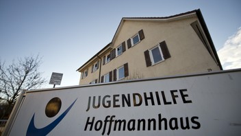 Der Schriftzug «Jugendhilfe Hoffmannhaus» auf einem Schild vor dem Kinder- und Jugendheim der Brüdergemeinde Korntal