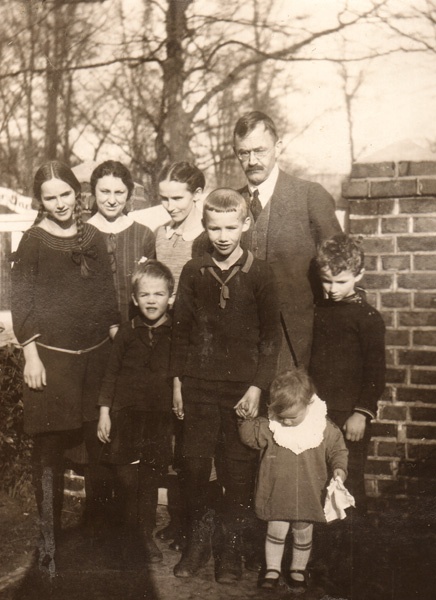 Die Familie in Münster 1927 (mit Studentin Anna Aicher)