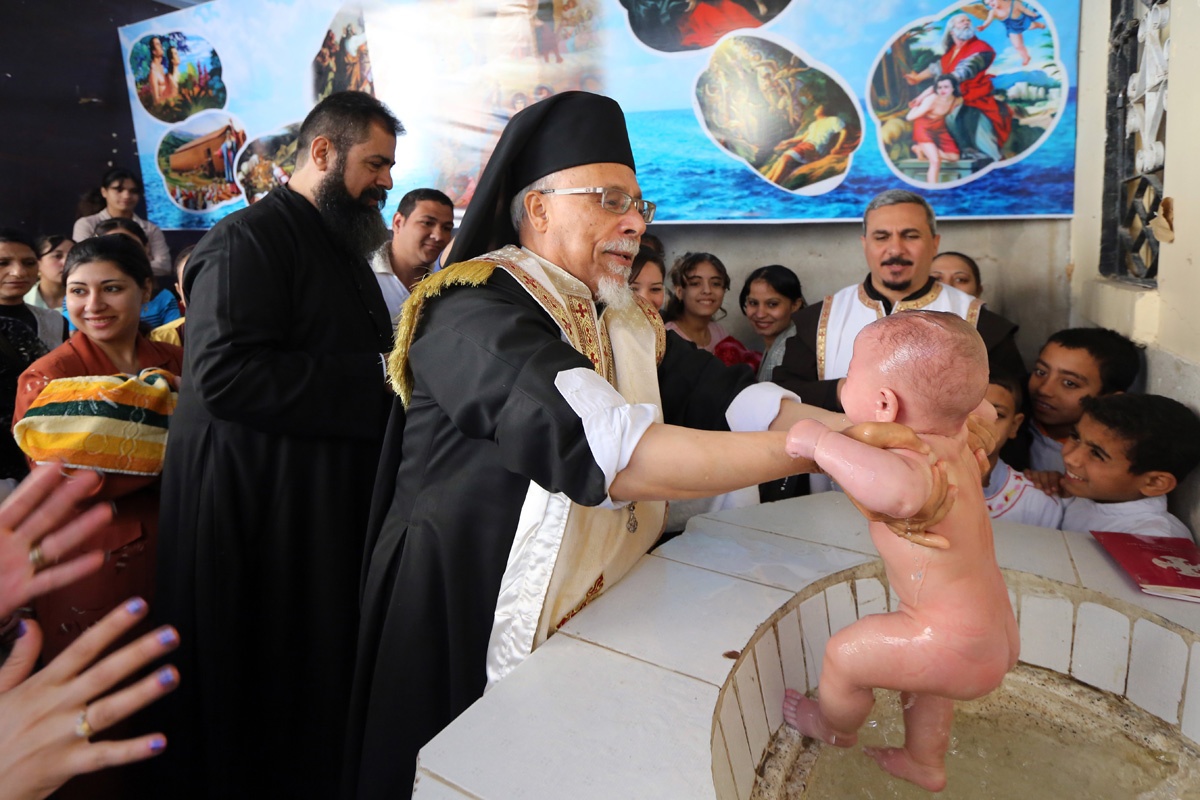 Taufe durch Bischof Kyrillos William in der koptisch-katholische Kirche in Al Ghanayem, Ägypten.