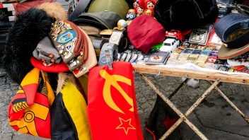 Verkaufsstand von DDR Andenken in Berlin am Checkpoint Charlie