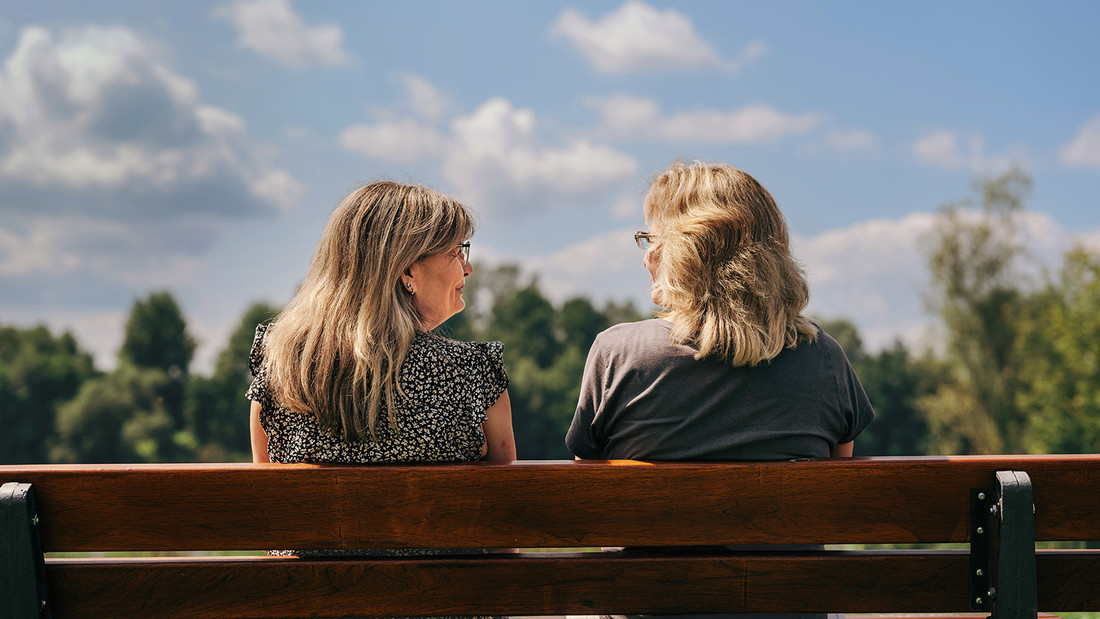 Anja Walker und Michaela Betz wuchsen getrennt voneinander in Adoptivfamilien auf, die eine im Saarland, die andere in Hessen