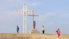 Weithin sichtbar auf der Anhöhe errichten heimkehrende Christen ihre Kreuze.Diese wurden bei Qaraqosh anlässlich des Papstbesuches im März 2021aufgestellt