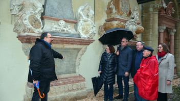 Grabanlage für hochadelige evangelische Gesandte am Immerwährenden Reichstag in Regensburg mit OB Gertrud Maltz-Schwarzfischer, Kulturreferent Wolfgang Dersch, Dekan Jörg Breu, Klaus-Peter Rueß sowie Pfarrerin Marjaana Marttunen.