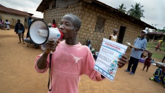 Community Health Worker informiert über Corona in Afrika