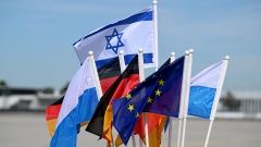 Am Flughafen München stehen die Flaggen von Bayern, Deutschland, Europa und Israel zum Empfang