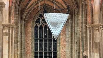 Eispyramide hängt in Gewölben einer gotischen Kirche in Bremen