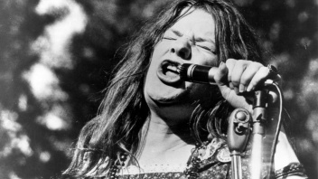 Die amerikanische Sängerin Janis Joplin in den 60er Jahren am Mikrophon