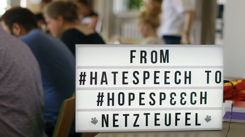 "Hopespeech" als Gegengewich zum Hass: das Projekt "Netzteufel" 