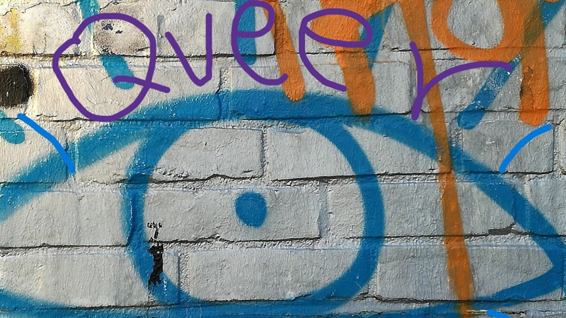 Auge mit queer Schriftzug auf Wand gesprayt