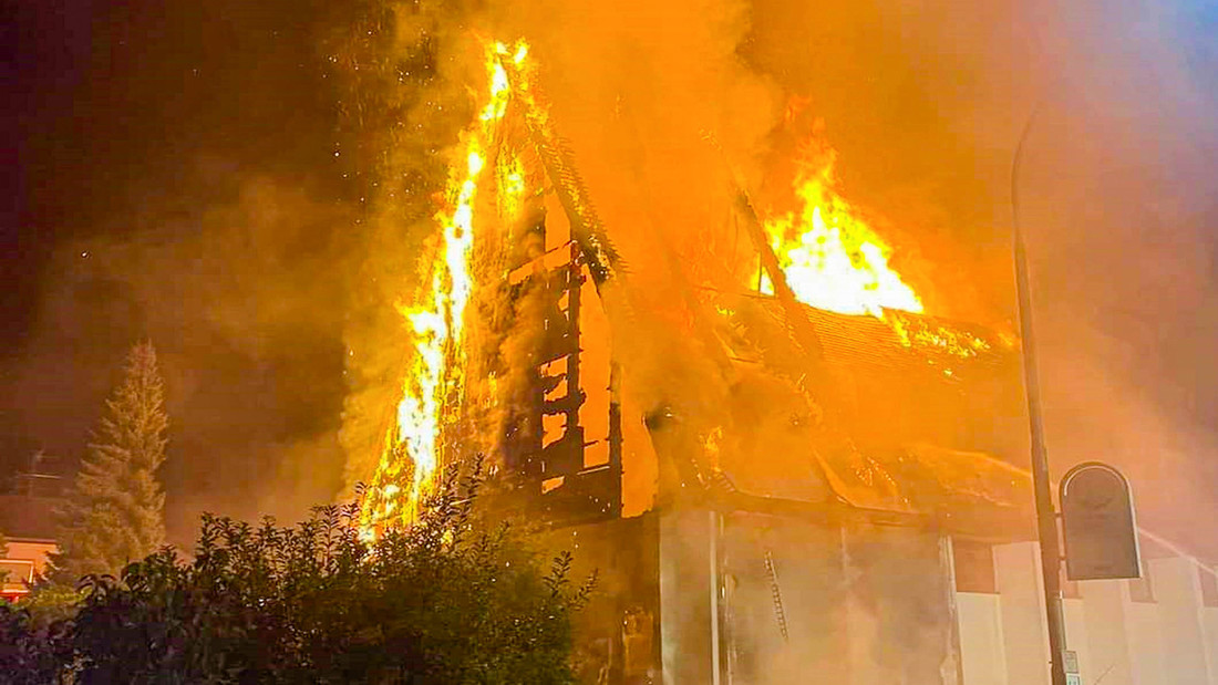 Großfeuer in einer Kirche.