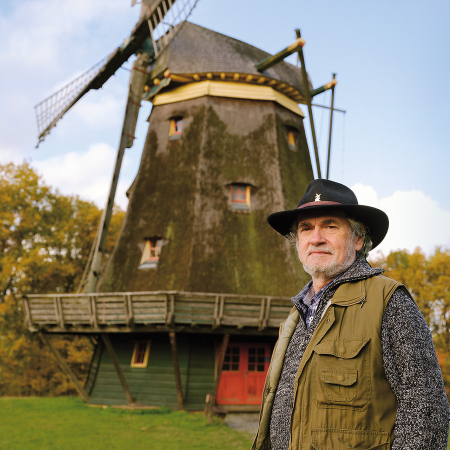 Günter Lippert, 72, mit Hut und Weste vor der alten
Mühle im Freilichtmuseum Hessenpark