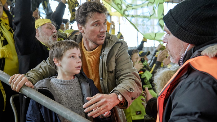 In "Wochenendrebellen" zieht Mirco (Florian David Fitz) mit seinem autistischen Sohn Jason (Cecilio Andresen) durch Fußballstadien.