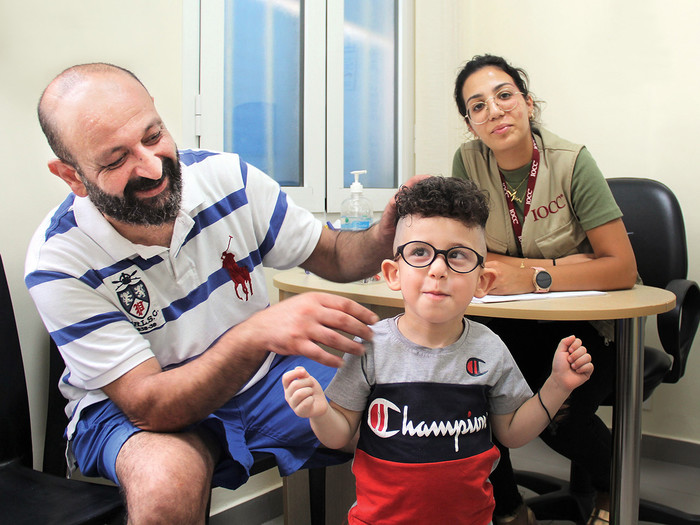 Jabbour, sein Vater und eine Mitarbeiterin im Gesundheitszentrum des IOCC