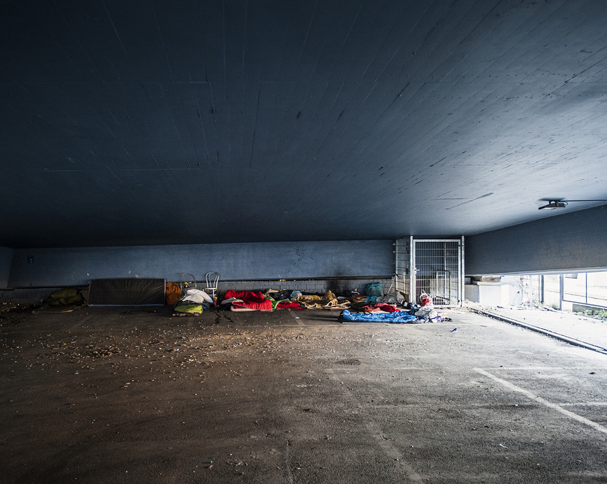 Platte unter einer Brücke am Hauptbahnhof.