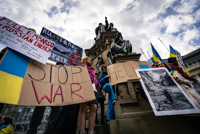 Ukrainer und ihre Unterstuetzer protestieren am 10. April 2022 gegen eine prorussische Kundgebung auf dem Opernplatz in Frankfurt am Main. 