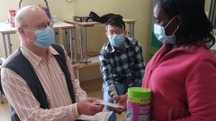 Pastor Sommer bei der Übergabe von Masken an Flüchtlinge in Hongkong.