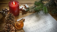 Liedzettel mit Weihnachtsdekoration