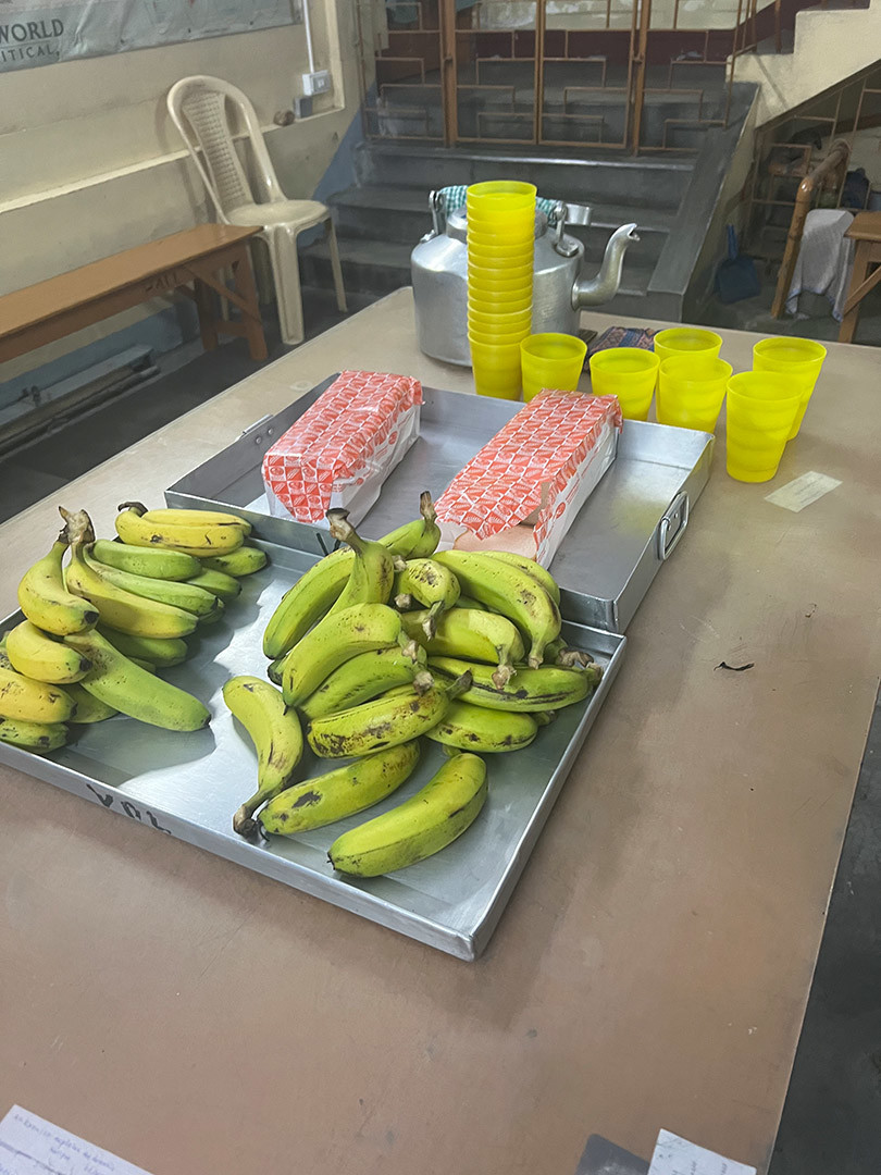 Bananen, Brot und Tee auf einem Tisch