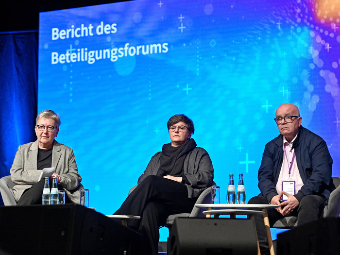 Kirchenpräsidentin und Sprecherin der kirchlichen Beauftragten im Beteiligungsforum Sexualisierte Gewalt BeFo, Dorothee Wüst, l. Nancy Janz, Sprecherin der Betroffenenvertretung des Beteiligungsforums Sexualisierte Gewalt  und der Sprecher der Betroffenen 