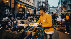 Am Abend verteilt ein Mann auf der Strasse Essen an Muslime während des Ramadan.  