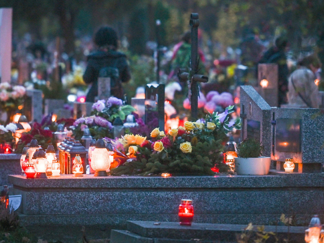 Rakowicki-Friedhof in Krakau am 1. Novermber 2022. Allerheiligen. Auf den Gräbern sind zahlreiche Blumen und Kerzen niedergelegt 