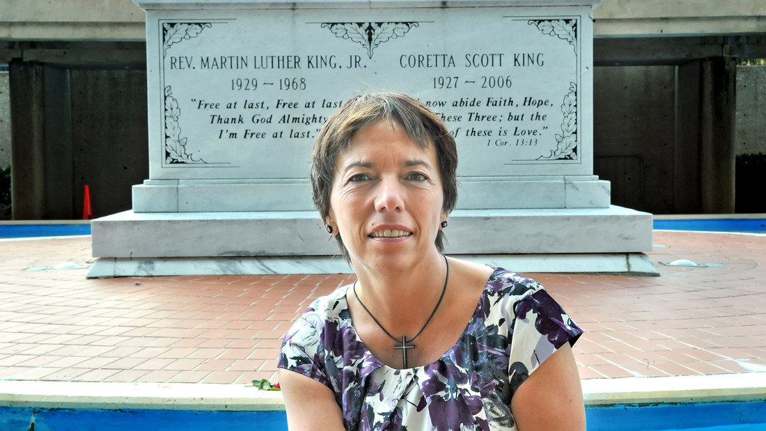 Margot Käßmann vor Denkmal Martin Luthers Kings