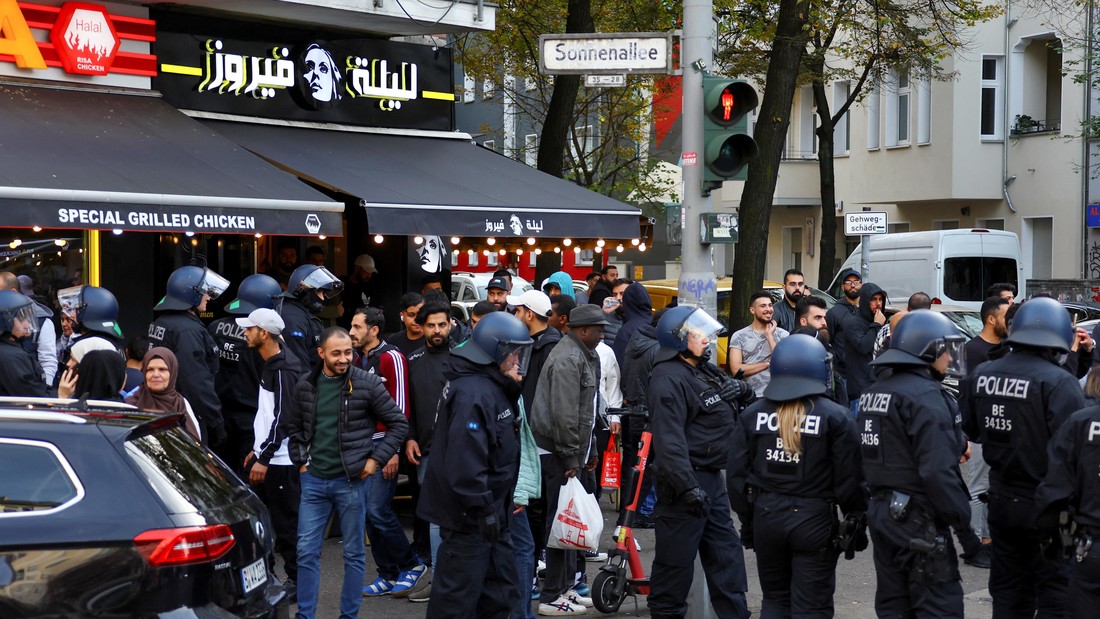 Polizisten beobachten eine pro-palästinensische Demonstration im Berliner Stadtteil Neukölln während des Konflikts zwischen Israel und der Hamas in Berlin, Deutschland, 11. Oktober 2023.
