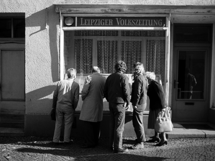 Interessiert lesen im Frühjahr 1990 Torgauer im Schaufenster der Lokalredaktion Torgau der Leipziger Volkszeitung (LVZ) die ausgelegte aktuelle Ausgabe. Genaues Aufnahmedatum nicht bekannt