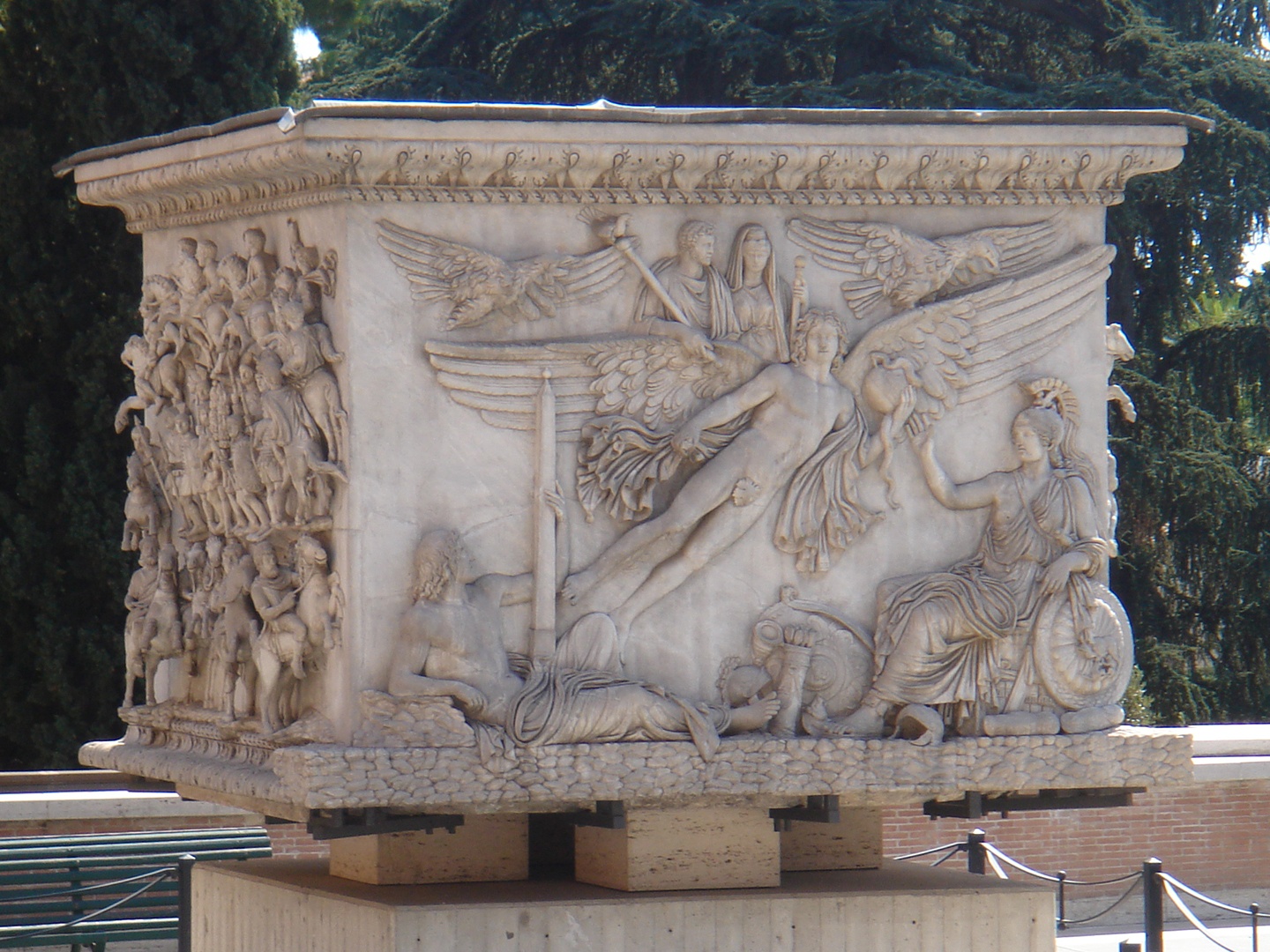 Säulensockel Antoninus Pius und Faustina mit Engel