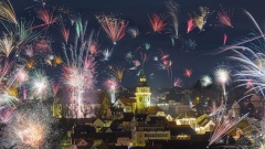 Buntes Feuerwerk über der Stadt Backnang in Baden-Württemberg.