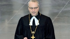 Sachsens evangelischer Landesbischof Carsten Rentzing warnt nach den Ausschreitungen in Chemnitz vor einer weiteren Verrohung des Diskurses. 
