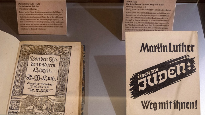 Publikationen von Martin Luther in der Ausstellung "Luther, Bach - und die Juden"