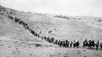 Ein historisches Foto von circa1915, das die Vertreibung und Deportation von Armeniern in die Wüste zeigt.