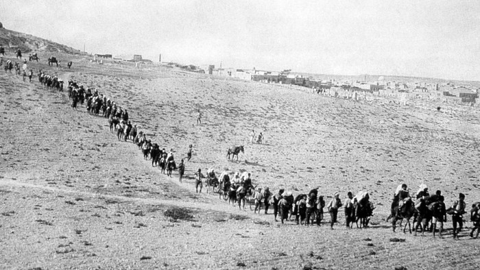 Historisches Foto: Deportationsmarsch in die Wüste Syriens mit Hunderten Armeniern