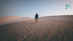 Silhuette eines Mannes in der Wüste.