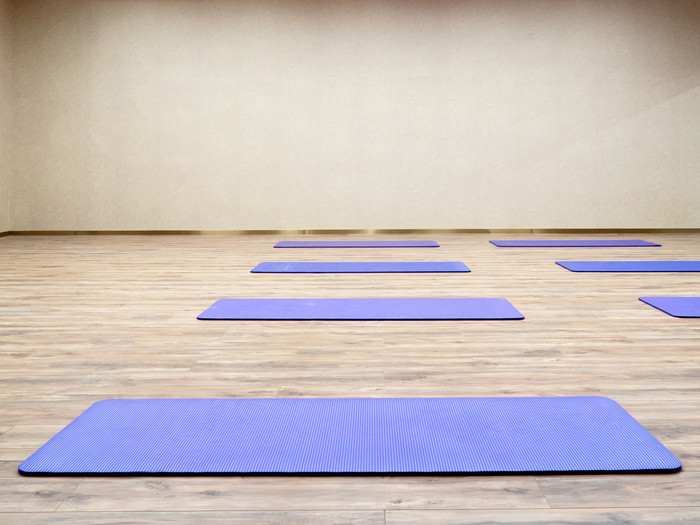 Yoga-Matten in Turnhalle