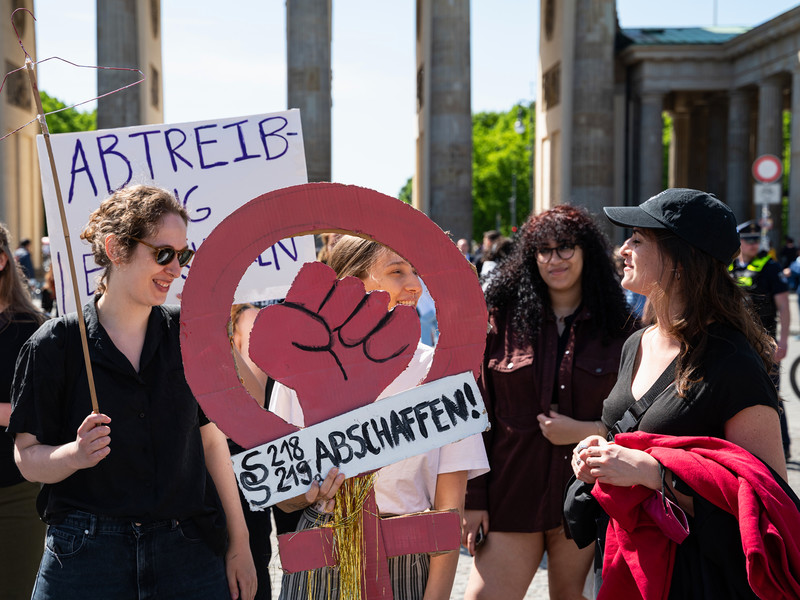 Junge Frauen demonstrierten im Mai 2022 vor dem Brandenburger Tor für das Recht auf Abtreibung 