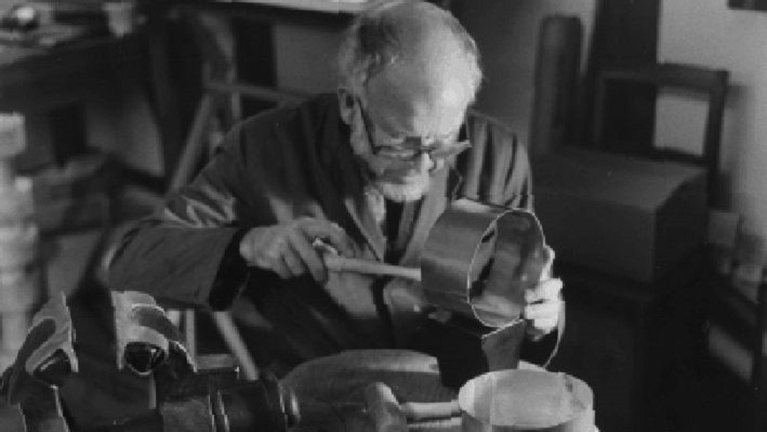 Josua Boesch (1922-2012), Schweizer Pfarrer und Ikonenmaler, bei der Arbeit in seiner Werkstatt.