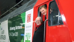 Die Deutsche Bahn präsentiert auf dem Hauptbahnhof eine Lokomotive mit der Losung des Kirchentages. 