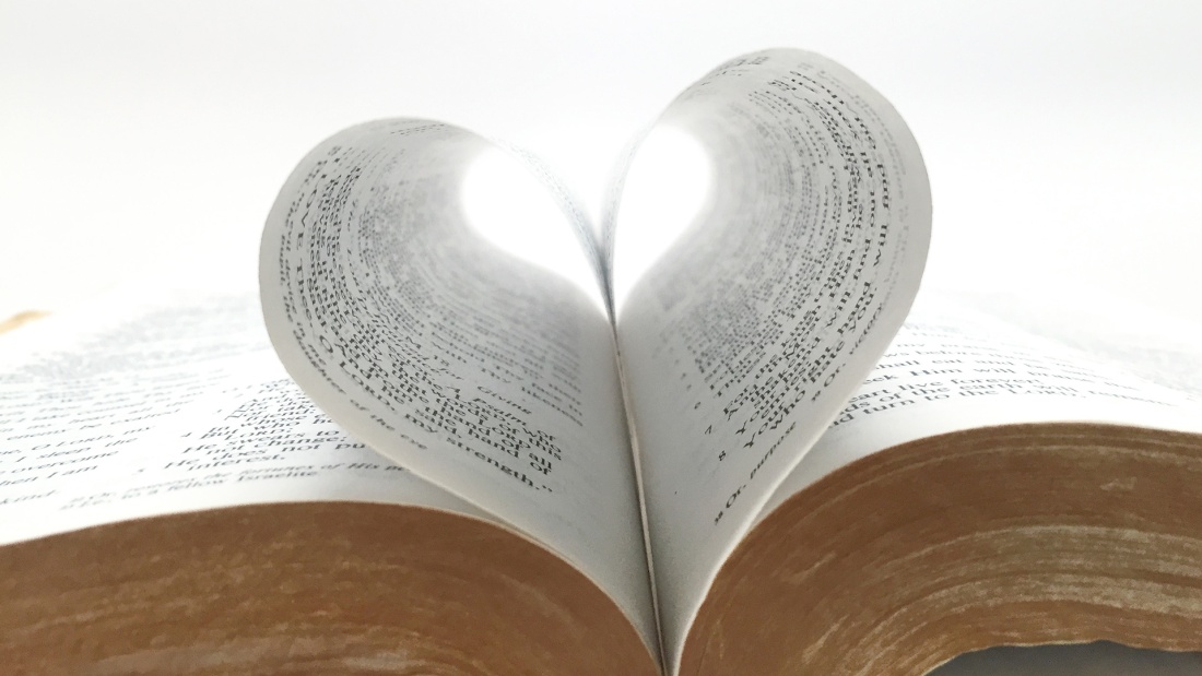 Bibel, deren Seiten ein Herz formen