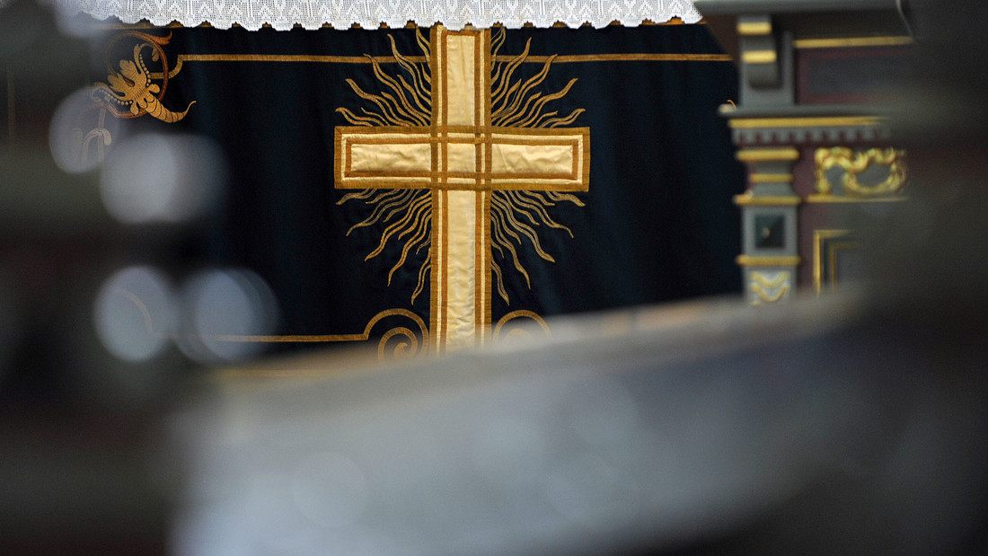 Blick auf den Altar der evangelischen Stadtkirche in Bückeburg.