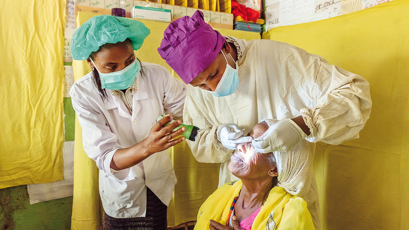 Shega Bomeda Nademu wurde bereits am Trachom operiert. Nun werden im Goflea Health Post bei der Trachom Reihenuntersuchung die Operationsnähte entfernt.