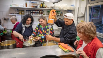 Doris, Birgit Liebchen, Amat Hawae und Helga beim gemeinsamen Kochen
