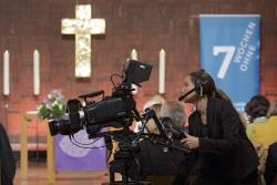Eine der Kameras, die den Gottesdienst für das ZDF aufgenommen haben