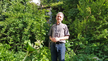 Pfarrer Kilian Dörr im Garten