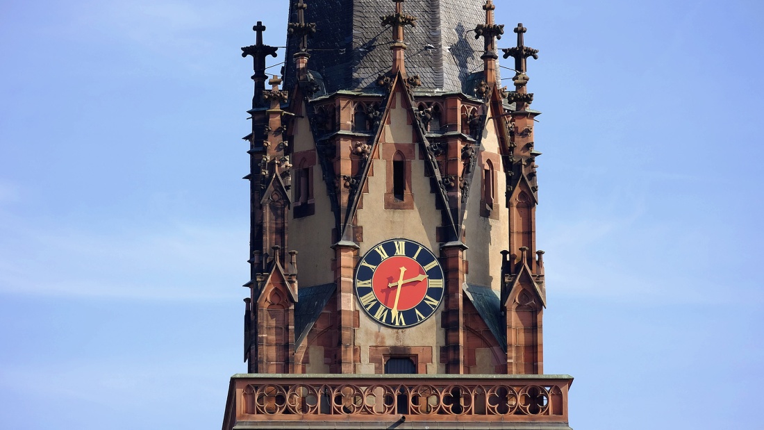 Turm der evangelischen Dreikönigskirche in Frankfurt-Sachsenhausen