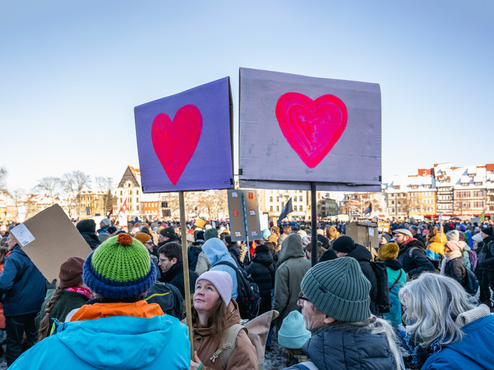 Demonstranten mit Herz-Schildern auf dem Erfurter Domplatz. Als Teil bundesweiter Demonstrationen gegen Rechtsextremismus wurde am 20. Januar 2024 auf dem Erfurter Domplatz demonstriert