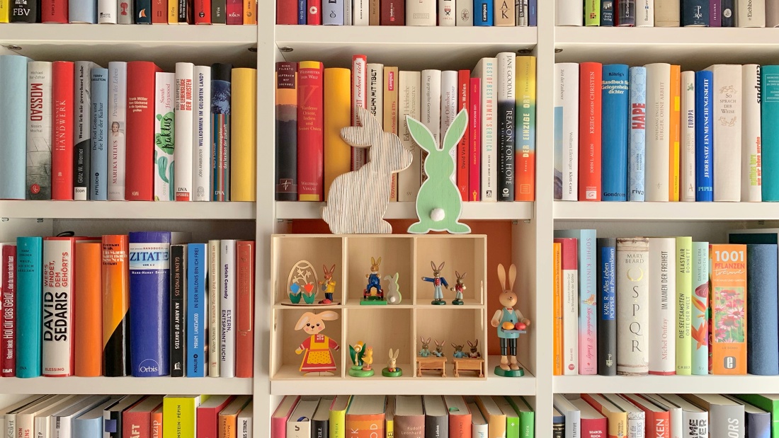 Bücherregal mit Osterdekoration