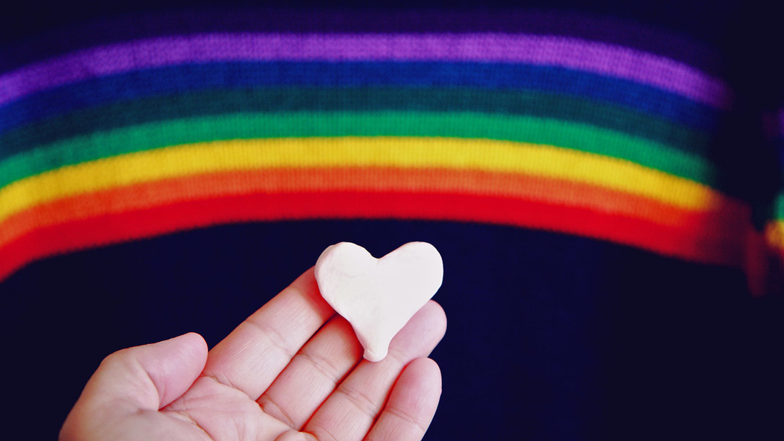 Herz vor Regenbogen